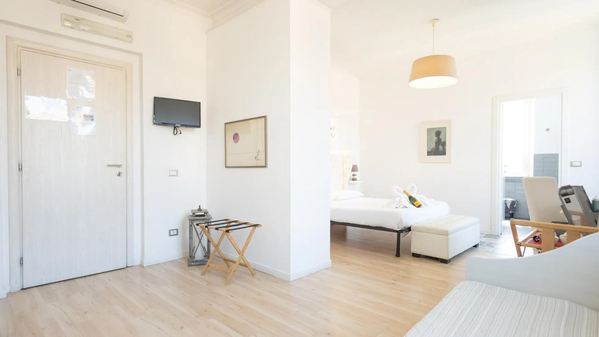 ** Bed & Breakfast Romerooms Cola Di Rienzo Italy