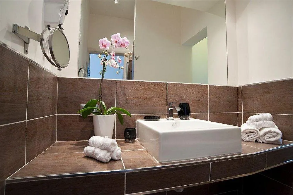 Romerooms Cola Di Rienzo Bed & Breakfast